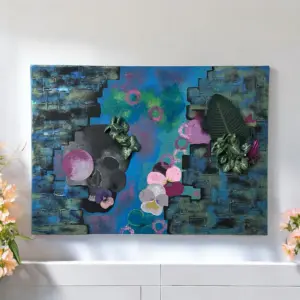 Obraz 100 – lebka a umělé květiny, akryl na plátně, 140 × 100 cm