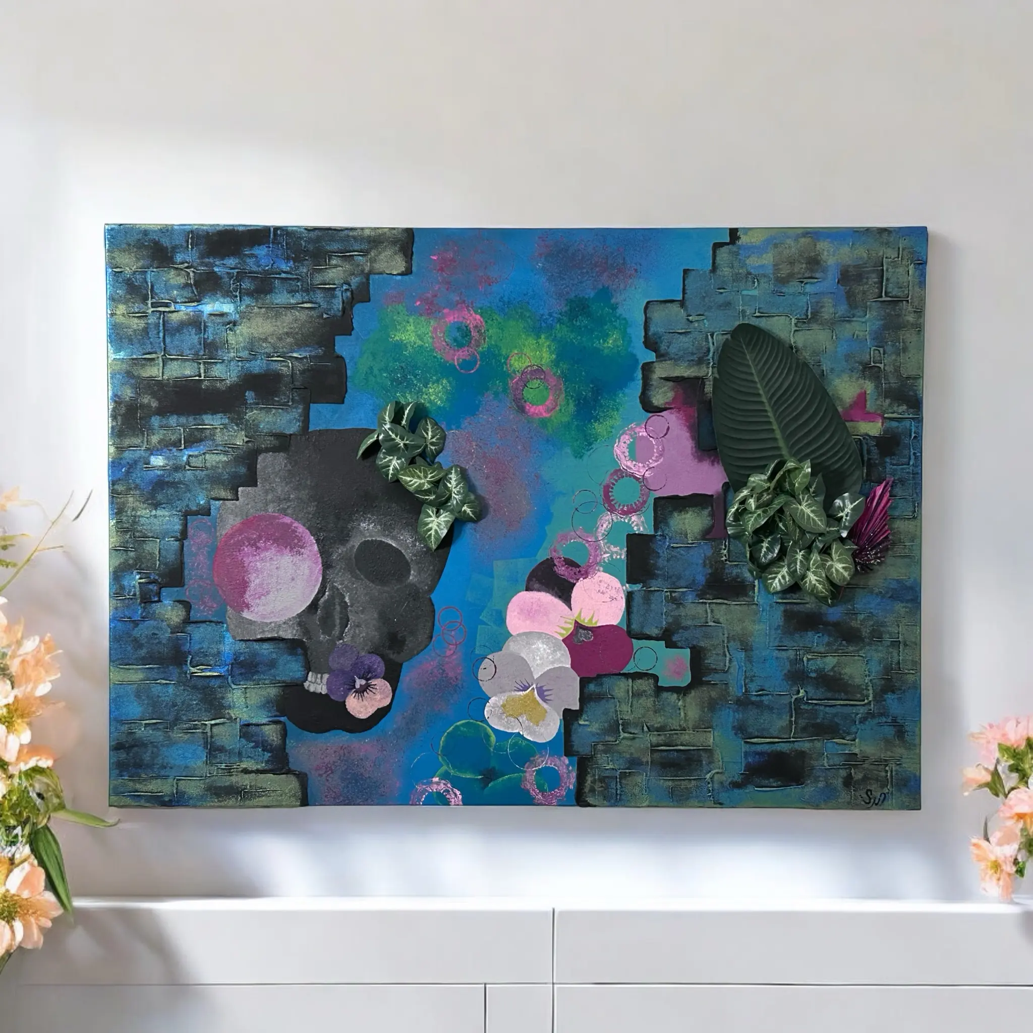 Obraz 100 – lebka a umělé květiny, akryl na plátně, 140 × 100 cm